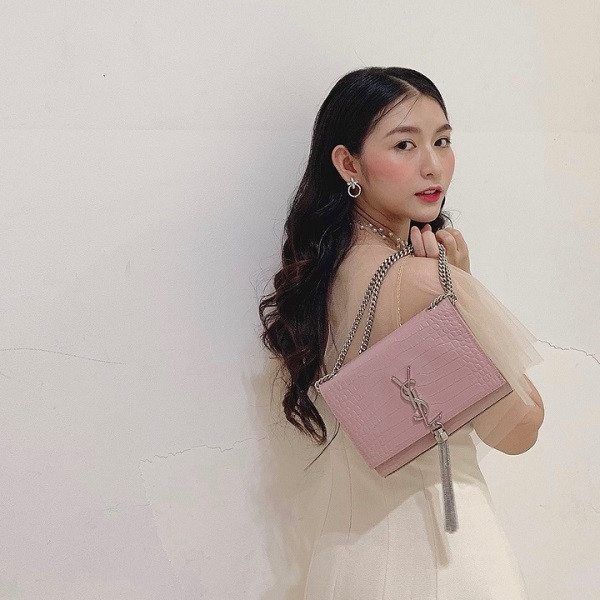 Với khẩu POW-57 trong tay, cô nàng chẳng ngán bất cứ đổi thủ nào khi thể hiện những màn tìm nhanh diệt gọn cực kỳ thuyết phục. Chưa kể, ngắm nhìn nhan sắc hot girl của Quinn đã đủ khiến anh em game thủ "gục ngã".