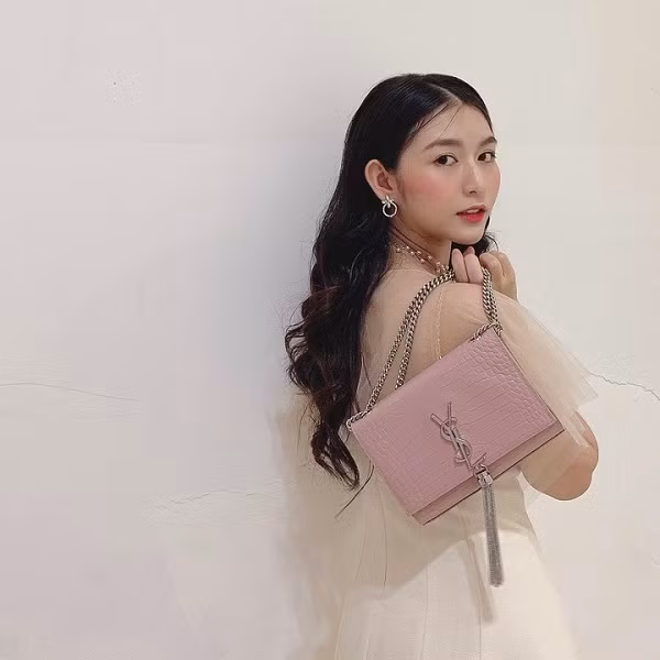 Với khẩu POW-57 trong tay, cô nàng chẳng ngán bất cứ đổi thủ nào khi thể hiện những màn tìm nhanh diệt gọn cực kỳ thuyết phục. Chưa kể, ngắm nhìn nhan sắc hot girl của Quinn đã đủ khiến anh em game thủ "gục ngã".