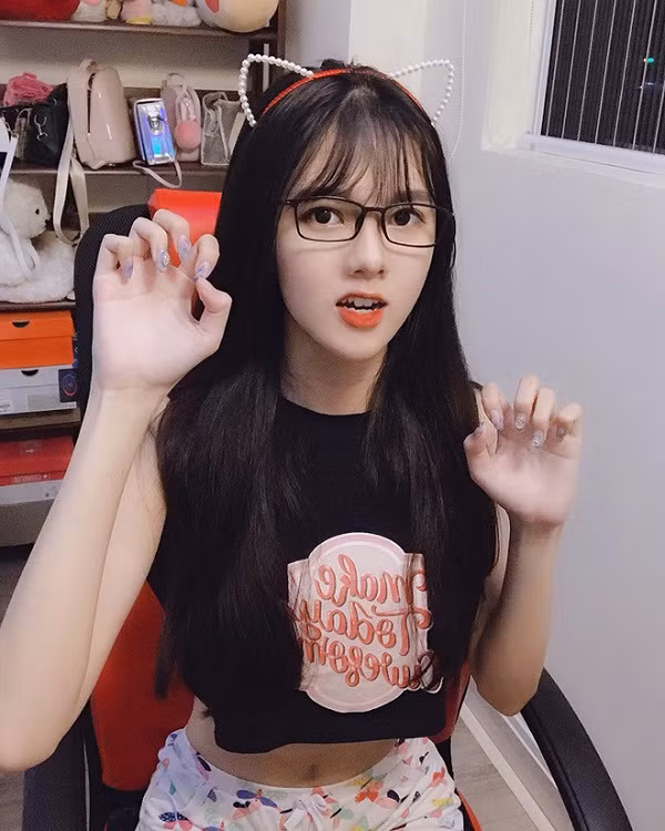 Nguyễn Hoàng Thiên An, hay còn được biết đến với biệt danh Mòe 1M77 bắt đầu sự nghiệp của mình từ TalkTV, sau đó lấn sân sang Liên Quân. Đến với Call of Duty: Mobile VN, cô nàng cho biết cực kỳ hào hứng dù khả năng bắn súng không tốt lắm.