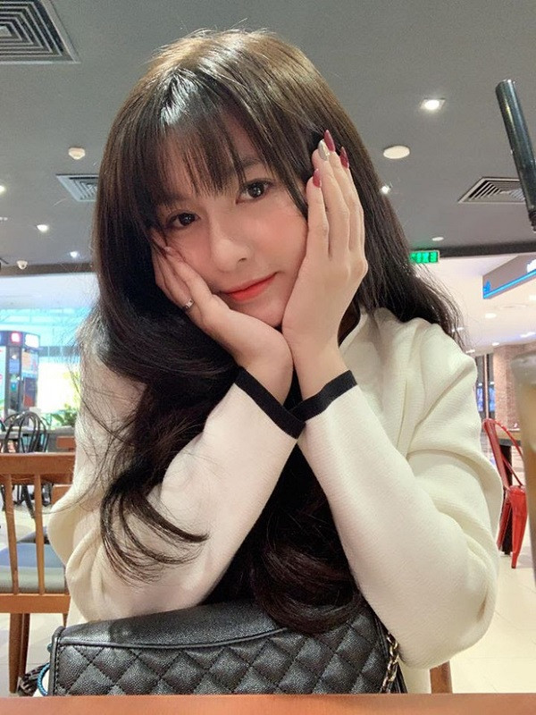 Ít ai biết rằng, ngoài tham gia diễn xuất, Lê Ngọc Phương Quỳnh hay Quinn còn thử thách bản thân với công việc streamer game. Và mới đây nhất cô nàng đã gia nhập vào hội những bóng hồng xinh đẹp của team Call of Duty: Mobile VN.