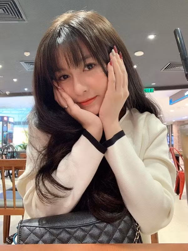 Ít ai biết rằng, ngoài tham gia diễn xuất, Lê Ngọc Phương Quỳnh hay Quinn còn thử thách bản thân với công việc streamer game. Và mới đây nhất cô nàng đã gia nhập vào hội những bóng hồng xinh đẹp của team Call of Duty: Mobile VN.