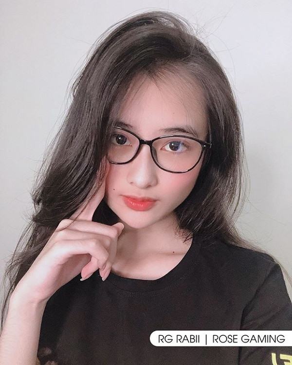 Nữ thần RABii của Rose Gaming cũng là một trong những game thủ sẽ tham gia vào chiến đấu trong chiến trường rực lửa Call of Duty: Mobile VN. RABii vốn có niềm đam mê mãnh liệt với game khi trước đó cô nàng đã quá quen mặt cộng đồng eSports với tựa game Mobile Legends BangBang.