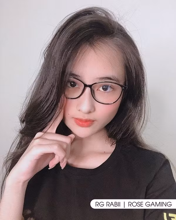 Nữ thần RABii của Rose Gaming cũng là một trong những game thủ sẽ tham gia vào chiến đấu trong chiến trường rực lửa Call of Duty: Mobile VN. RABii vốn có niềm đam mê mãnh liệt với game khi trước đó cô nàng đã quá quen mặt cộng đồng eSports với tựa game Mobile Legends BangBang.