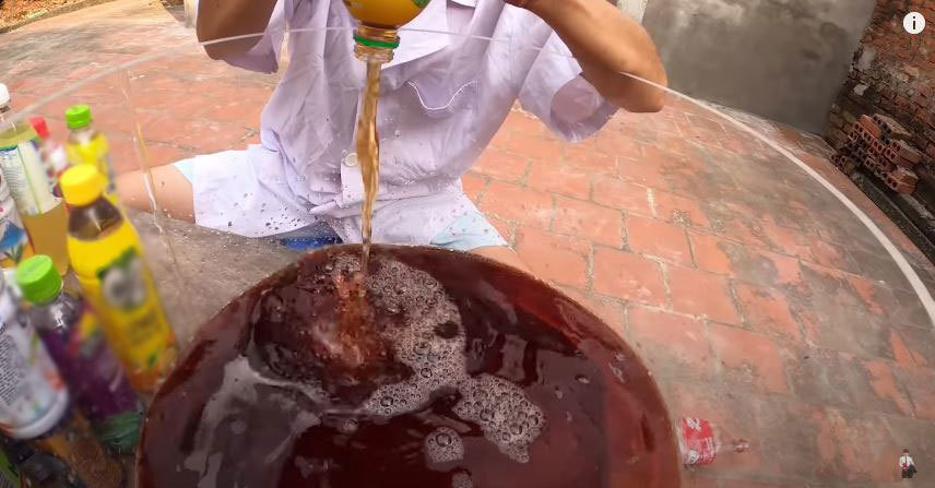 Để thực hiện clip này, con trai bà Tân Vlog chuẩn bị 50 chai nước ngọt để xem phản ứng của cả nhà khi uống.