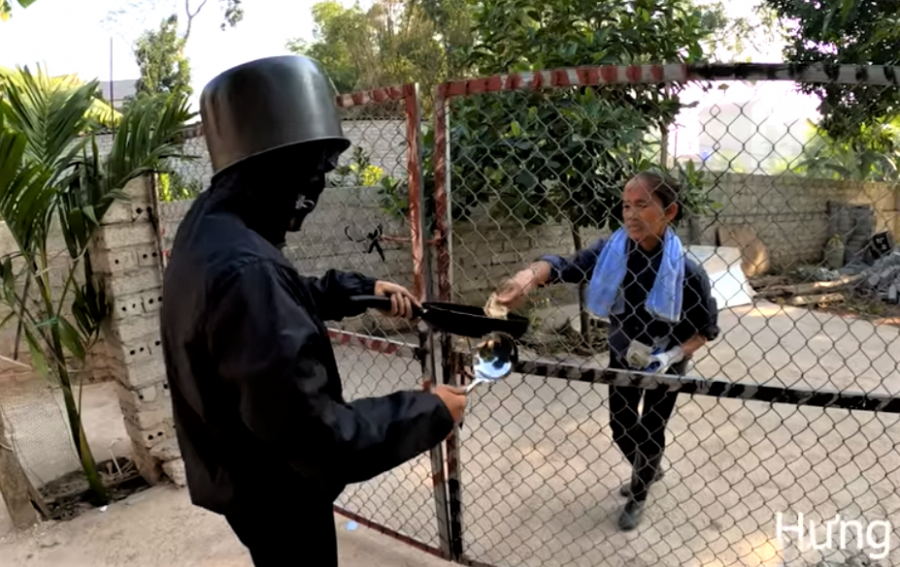 Trong số kênh Youtuber của 3 người gia đình nhà Bà Tân, Hưng Vlog à người thường xuyên bị chỉ trích nhất vì nghĩ ra những trò đùa phản cảm, không phù hợp với các đối tượng trẻ nhỏ.