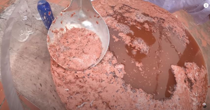 Sau cùng, thành phẩm có được đó chính là dung dịch màu đỏ nâu, nổi nhiều bọt và có kết tủa.