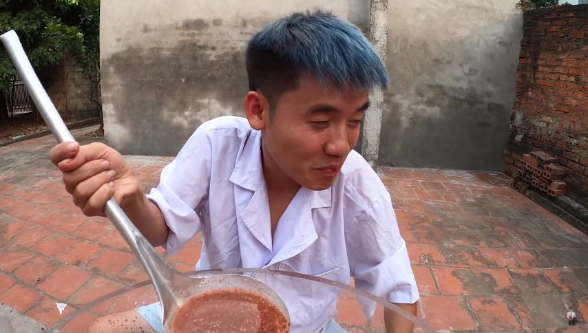 Sau đó Hưng Vlog có đi mời thứ nước uống này cho các em trong nhà. Ngay lập tức, các em vừa đưa lên miệng đã phải nhổ sạch sẽ.