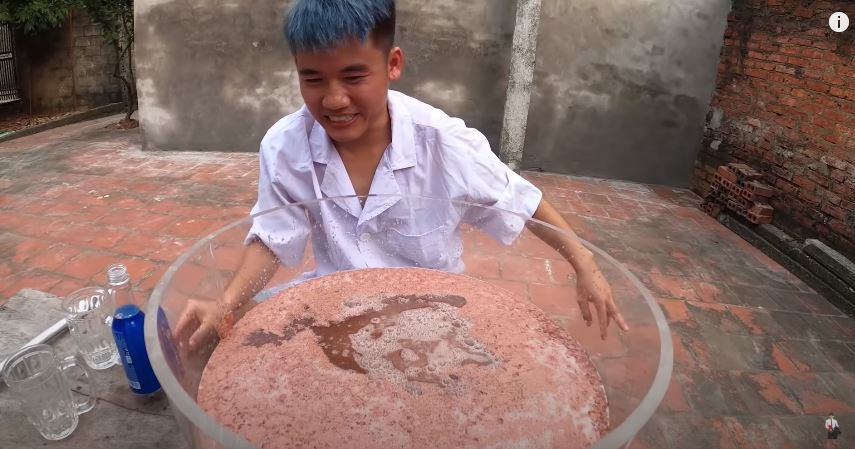 Cậu bạn đã chuẩn bị 1 cái thau to, sau đó anh lần lượt đổ vào đó 50 loại nước ngọt với kích thước khác nhau như cam, chanh, bí đao….