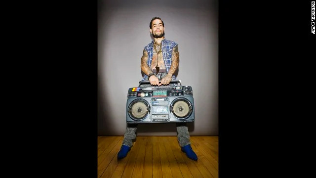 Trong khi đó, "Boombox" là thiết bị đối lập với Walkman, một chiếc radio to với hộc chơi băng Cassette và các loa to. Tất nhiên, bạn có thể dùng nó để nghe nhạc trong phòng, nhưng đa số mọi người vẫn thích mang nó ra nơi công cộng để tận hưởng và chia sẻ "không gian âm thanh" với thế giới. Đây cũng là một thứ gắn liền với văn hoá hip-hop.