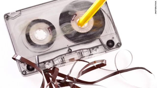 Có những hạn chế đối với băng Cassette. Nếu thiết bị của bạn gặp chút trục trặc thì cuốn băng có thể không được cuốn vào và bạn sẽ nhận được một đống bùi nhùi. Cách cổ điển nhất để cuốn băng lại là gỡ rối, sau đó dùng cây bút chì chọt vào lỗ trống giữa lõi cuộn băng và xoay để xếp dây băng trở lại ngay ngắn.