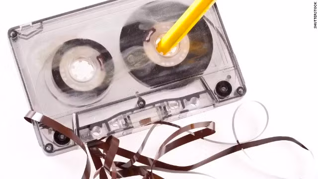 Có những hạn chế đối với băng Cassette. Nếu thiết bị của bạn gặp chút trục trặc thì cuốn băng có thể không được cuốn vào và bạn sẽ nhận được một đống bùi nhùi. Cách cổ điển nhất để cuốn băng lại là gỡ rối, sau đó dùng cây bút chì chọt vào lỗ trống giữa lõi cuộn băng và xoay để xếp dây băng trở lại ngay ngắn.