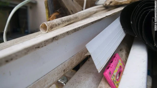 Với sự ra đời của đĩa CD từ năm 1982, băng Cassette bắt đầu mất đi vị thế của nó. Năm 1992, băng Cassette ghi sẵn chiếm hơn một nửa lượng âm nhạc bán ra; 4 năm sau đó, nó giảm xuống còn 1/4. Và khi đĩa ghi được xuất hiện, dường như là "ngày tận thế" của băng Cassette đã đến và khi người dùng đã có thể tải nhạc từ internet thì băng Cassette thực sự rơi vào quên lãng.