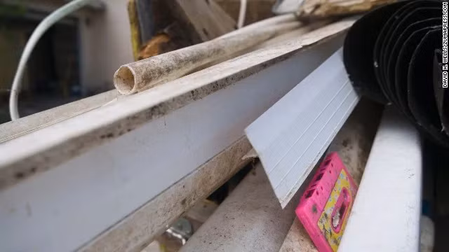 Với sự ra đời của đĩa CD từ năm 1982, băng Cassette bắt đầu mất đi vị thế của nó. Năm 1992, băng Cassette ghi sẵn chiếm hơn một nửa lượng âm nhạc bán ra; 4 năm sau đó, nó giảm xuống còn 1/4. Và khi đĩa ghi được xuất hiện, dường như là "ngày tận thế" của băng Cassette đã đến và khi người dùng đã có thể tải nhạc từ internet thì băng Cassette thực sự rơi vào quên lãng.