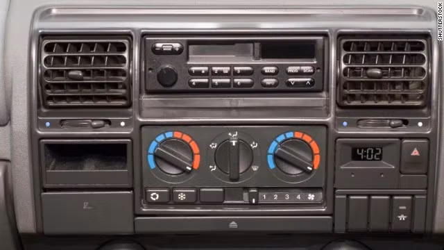 Xe ô tô là một trong những nhân tố góp phần phổ biến băng Cassette. Một số xe đã tích hợp hệ thống máy hát đĩa, tuy nhiên khi xe đi qua ổ gà giằng xóc thì kim đọc lại bị giật. Với sự xuất hiện của băng Cassette, các tài xế bỗng nhiên không còn phải liên tục nghe AM/FM, mà thay vào đó là có thể nghe được các bài hát yêu thích của mình.