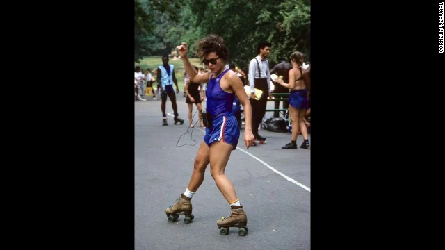 Năm 1979, Sony ra mắt chiếc máy nghe nhạc Walkman đã tạo nên một cuộc cách mạng trên thị trường âm nhạc. Không còn phải cắm tai nghe vào cả giàn máy to lớn, giờ đây bạn có thể nghe nhạc bằng băng từ ngay khi đang đi ngoài đường.