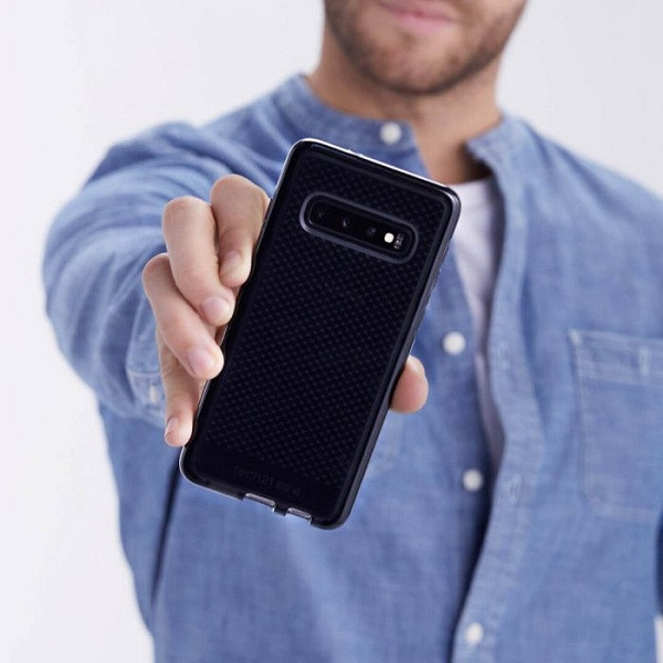 Thay vào đó, người dùng nên thường xuyên rửa tay, đeo khẩu trang và vệ sinh điện thoại, tai nghe,...thay vì dựa vào lớp phủ kháng khuẩn “mỏng manh”.