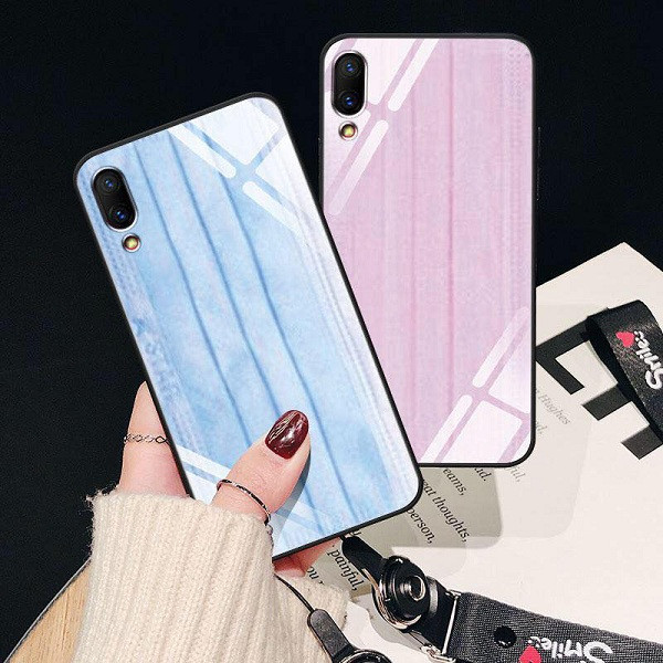 Cách đây không lâu, trên thị trường cũng xuất hiện một loại ốp lưng điện thoại có hình dáng y hệt như chiếc khẩu trang y tế, khiến nhiều người dùng thích thú.