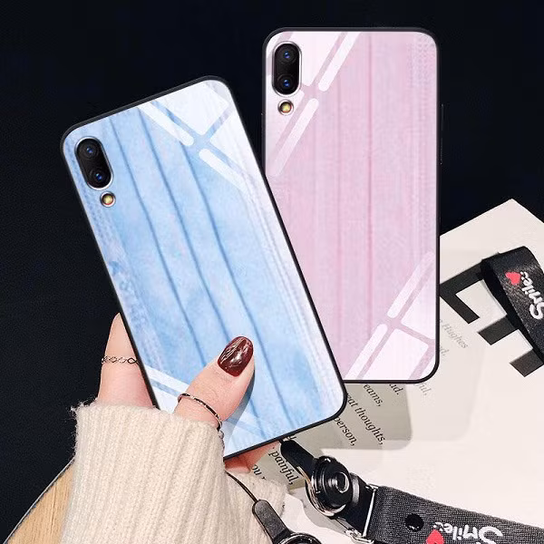 Cách đây không lâu, trên thị trường cũng xuất hiện một loại ốp lưng điện thoại có hình dáng y hệt như chiếc khẩu trang y tế, khiến nhiều người dùng thích thú.