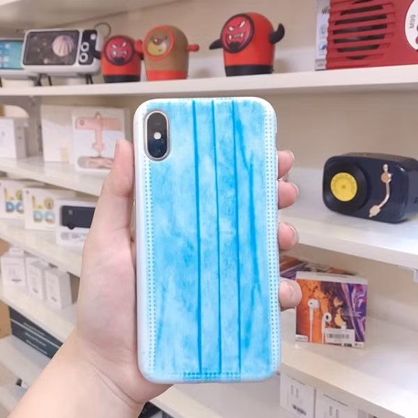 Hiện, ốp lưng điện thoại khẩu trang y tế vẫn được người dùng smartphone tìm mua, với mức giá dao động 60 - 100 nghìn đồng.