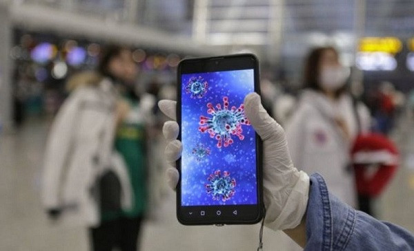 Việc mang điện thoại theo khắp nơi, từ nơi làm việc, phòng tập, nơi công cộng đến nhà vệ sinh vô tình khiến thiết bị của bạn chứa lượng vi khuẩn khổng lồ. Nếu không được vệ sinh thường xuyên rất dễ lây lan các mầm bệnh nguy hiểm, ảnh hưởng sức khỏe.