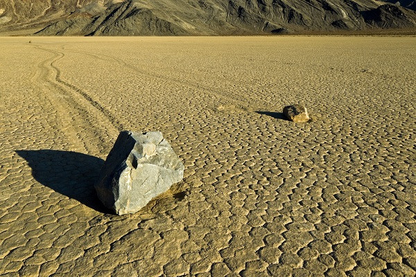 Thung lũng Chết (Death Valley) thuộc khu vực phía Đông sa mạc Mojave, California, Mỹ. Nơi này ẩn chứa nhiều bí ẩn tự nhiên mà khoa học chưa thể lý giải được, một trong số đó là hiện tượng những hòn đá biết đi tại Racetrack Playa.