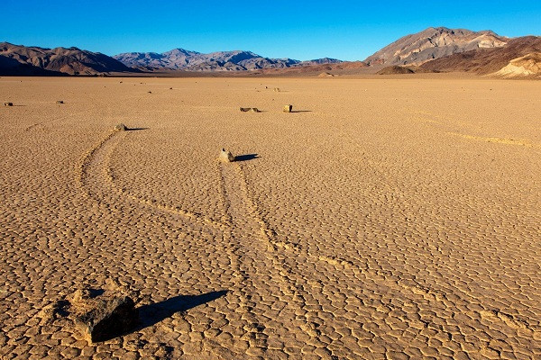 Vậy là giờ đây chúng ta đã biết chính mưa, gió và hiện tượng băng tan đã tạo nên điều kỳ diệu này.
