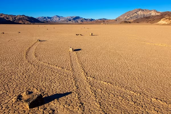 Vậy là giờ đây chúng ta đã biết chính mưa, gió và hiện tượng băng tan đã tạo nên điều kỳ diệu này.