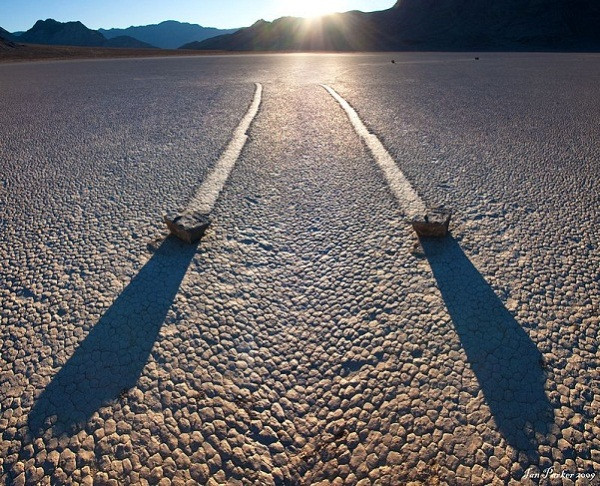 Vào mùa đông, các thềm băng mỏng hình thành sau trận mưa nhiều nước, và gió đẩy những phần băng đầy những tảng đá nặng nề ngang qua lòng hồ trơn trượt. Đến khi ánh nắng mặt trời làm tan băng, những tảng đả từ từ hiện ra sau lớp băng.