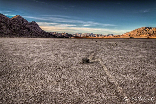 Một số khác thậm chí còn cho rằng hiện tượng bí ẩn này xảy ra ở Thung lũng Chết có "sự nhúng tay" của những sinh vật ngoài Trái Đất.