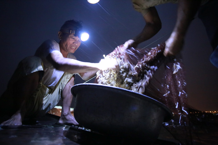 Đi săn vờ vờ, người ngư dân phải dậy chuẩn bị từ 3-4h sáng.