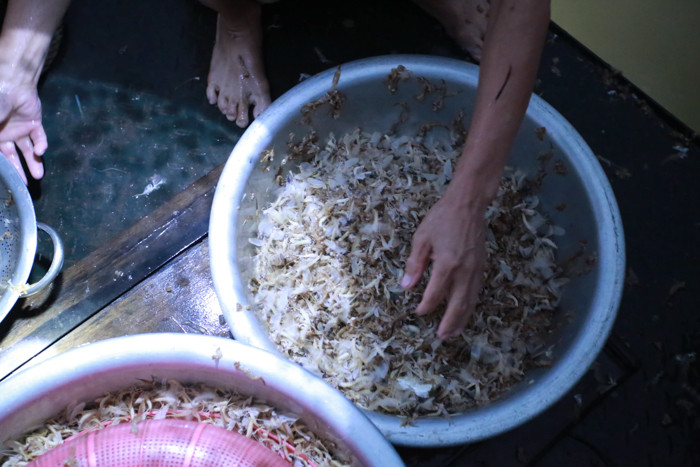 Vờ vờ có thể chế biến thành nhiều món ăn ngon đặc sản như chiên giòn, chiên mắm, nhưng ngon nhất là om chua với mẻ và cá ngạnh.