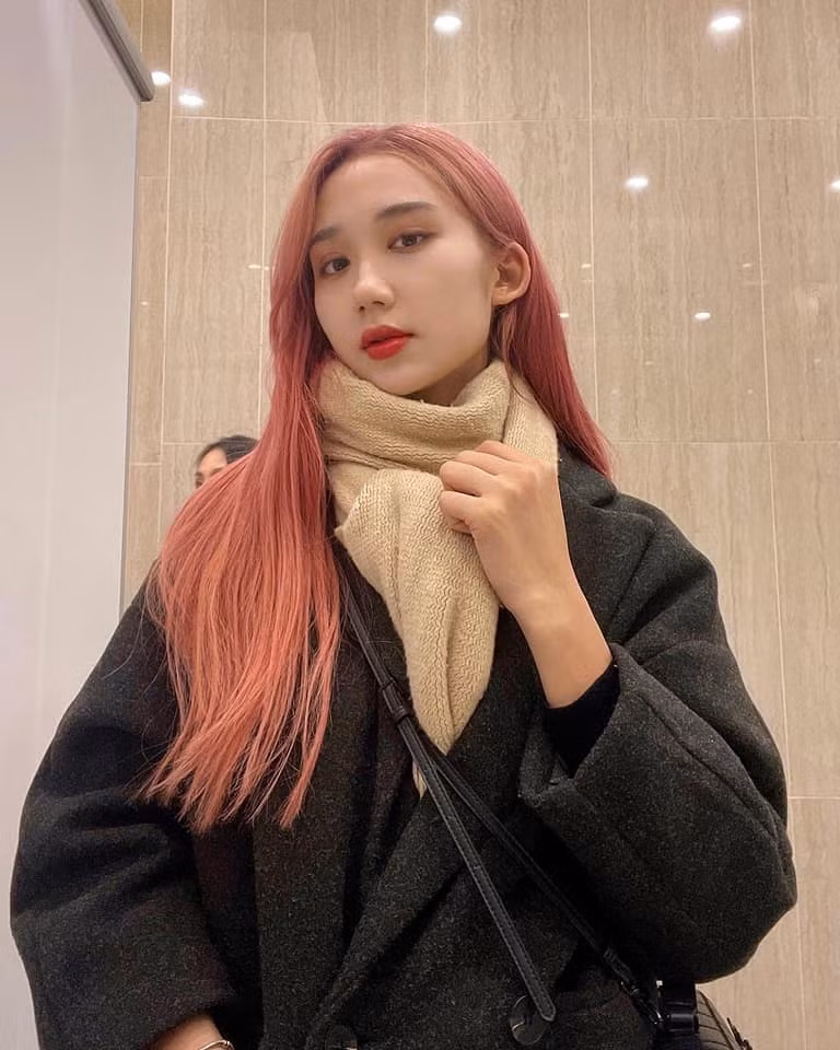 Fan của Mina Young tỏ ý vui mừng và nhận ra nhiều sự khác biệt về ngoại hình của cô như mập hơn, xinh đẹp hơn và có sự thay đổi về màu tóc.