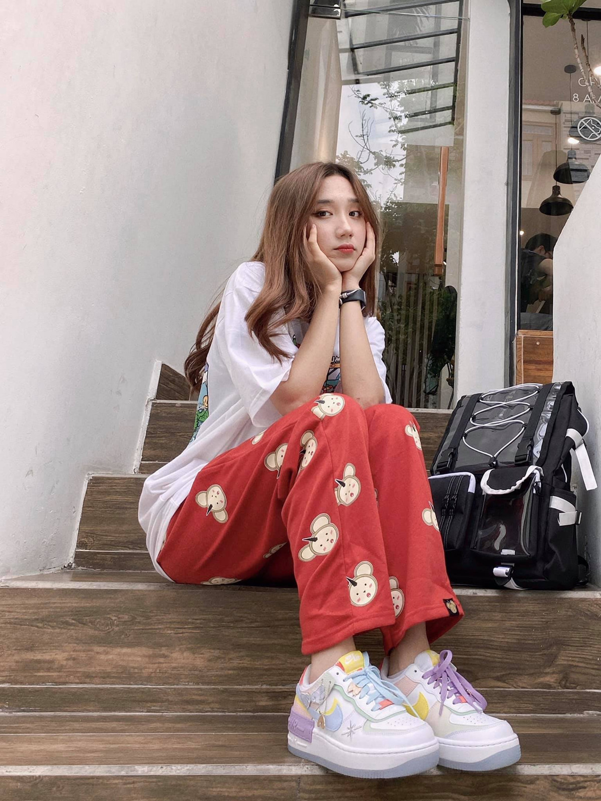 Mina sở hữu phong cách hoàn toàn trái ngược với nhiều hot girl bấy giờ với gu thời trang nhẹ nhàng, đáng yêu.