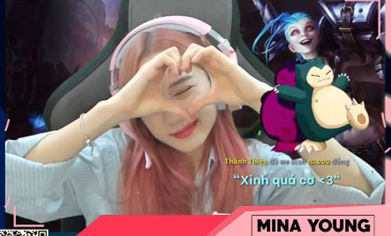 Trên sóng livestream, nữ streamer vui vẻ chia sẻ về những gì mình đã làm và suy nghĩ trong thời gian bị cấm túc. Ảnh: Chụp màn hình