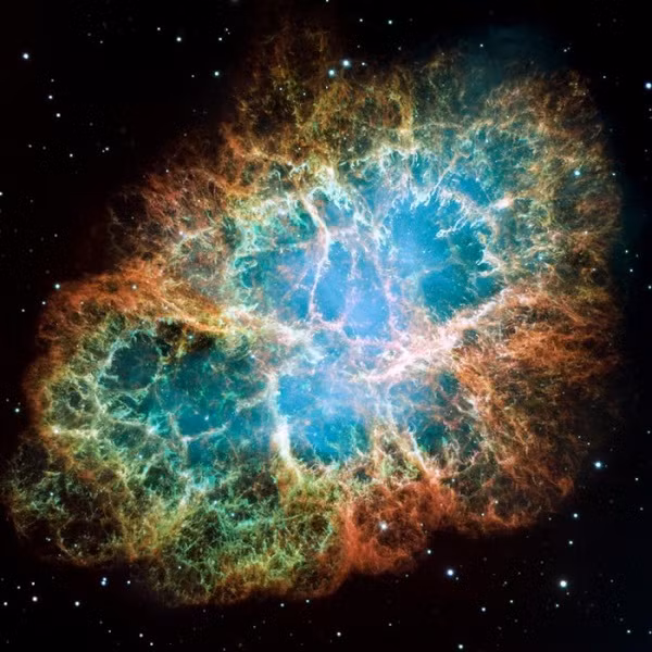 Tinh vân Con Cua (Crab Nebula) thuộc chòm sao Kim Ngưu, nằm cách Trái Đất hơn 6.500 năm ánh sáng. Kỳ quan tuyệt vời này của vũ trụ trải dài trên 5,5 năm ánh sáng.