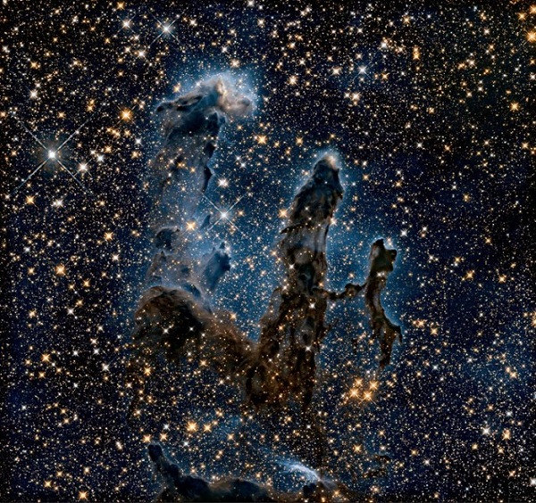 “Những cột trụ của tạo hóa ” (Pillars of Creation) là những cột bụi khí hidro lạnh, tối và dài nằm giữa các sao.