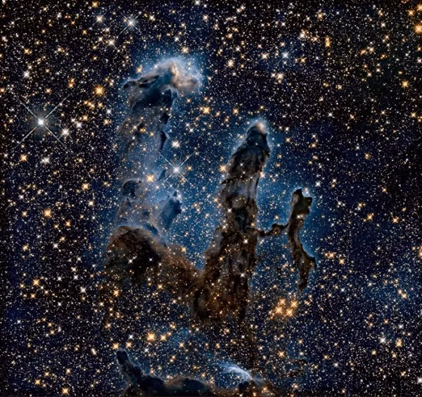 “Những cột trụ của tạo hóa ” (Pillars of Creation) là những cột bụi khí hidro lạnh, tối và dài nằm giữa các sao.