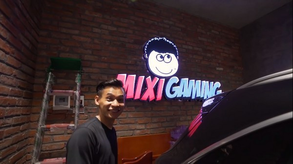 Thu nhập của anh đến từ tiền donate trong các buổi streaming, doanh thu từ MixiFood và quảng cáo trên các nền tảng. Hiện tại, Độ Mixi đang có khoảng 4 triệu subscribers trên kênh YouTube, fanpage Mixi Gaming cũng có hơn 3,3 triệu follow và một group với khoảng 1,5 triệu thành viên sinh hoạt thường xuyên.