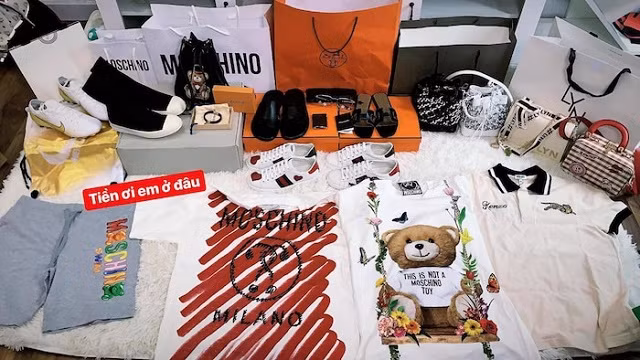 Linh Ngọc Đàm cũng là một tay chơi hàng hiệu khi không tiếc tiền để mua những món đồ hiệu xa xỉ, đắt đỏ.