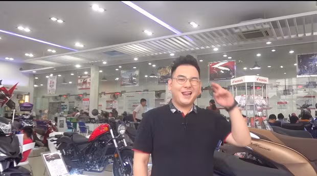 Xemesis trở thành streamer chỉ vì đam mê. Được biết, gia thế của Xemesis thuộc hàng khủng và có tiếng ở Sài Gòn. Gia đình của anh có một cửa hàng xe máy Honda cả đời mới lẫn đời cũ.