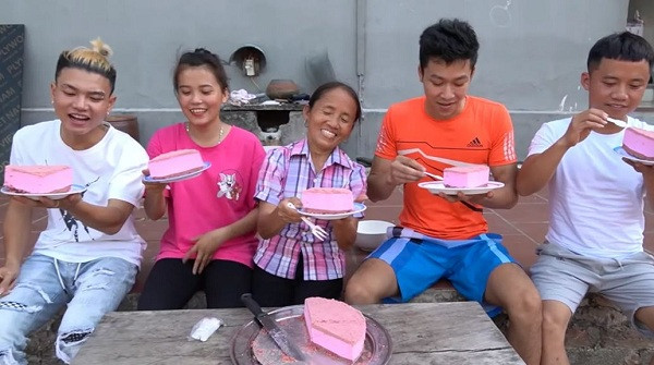 Một số người cho rằng khu vực nấu ăn không nên có sự xuất hiện của động vật bởi lông của chúng rất dễ bay, rơi vào món ăn, ảnh hưởng đến sức khỏe của người sử dụng.