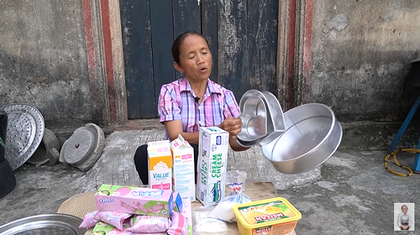 Trong video mới nhất Bà Tân trổ tài làm món bánh Oreo hoa anh đào siêu đẹp siêu sang chảnh màu hồng. Mọi chuyện sẽ chẳng có gì bất thường cho đến khi giữa đoạn video xuất hiện một vị khách không mời khiến dân mạng không khỏi ''nhức mắt''.