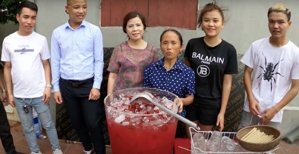 Đặc biệt, không rõ những vị khách được mời có chú ý đến khâu an toàn vệ sinh thực phẩm khi chế biến của Bà Tân hay không, nhưng vẫn thưởng thức một cách ngon lành những ly nước, món ăn,...