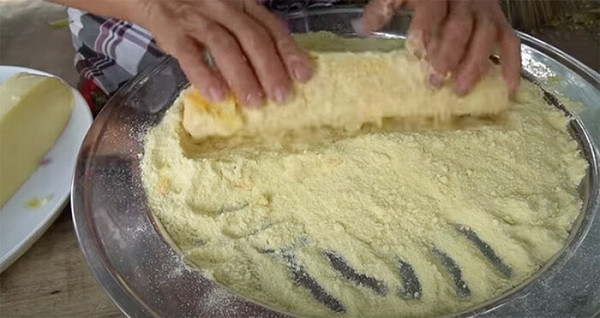 Thậm chí là dùng tay trần, không đeo găng tay vệ sinh để trộn, cuốn thức ăn trong quá trình chế biến các món ăn.