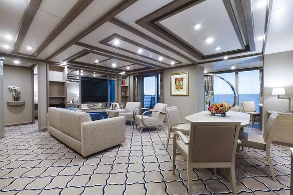 Tàu có trọng lượng lên tới 39.519 tấn, chiều dài khoảng 210m, được trang bị nội thất hiện đại.