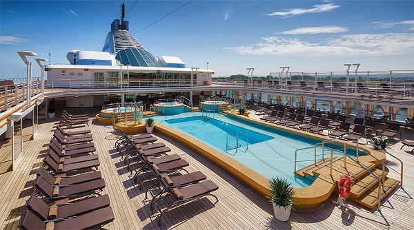 Ngoài ra, du thuyền Silver Spirit còn xây dựng khu vực spa, thẩm mĩ viện, hồ bơi lớn ngoài trời và các phòng trị liệu, trung tâm thể dục,...phục vụ nhu cầu giải trí và chăm sóc sức khỏe của những du khách thượng lưu.