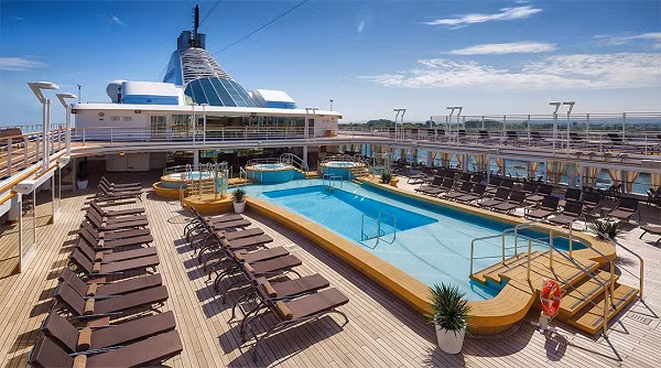 Ngoài ra, du thuyền Silver Spirit còn xây dựng khu vực spa, thẩm mĩ viện, hồ bơi lớn ngoài trời và các phòng trị liệu, trung tâm thể dục,...phục vụ nhu cầu giải trí và chăm sóc sức khỏe của những du khách thượng lưu.