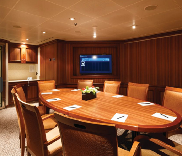 Phòng hội nghị với các trang thiết bị công nghệ, điện tử hiện đại.