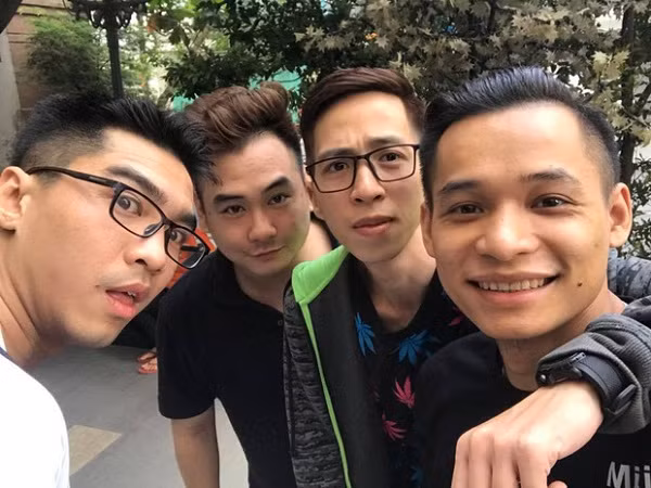 Lần gần nhất mà khán giả có cơ hội thấy được tứ hoàng ngồi chung bàn nhậu là từ 2018, khi cả nhóm kéo nhau sang thăm "biệt thự tỷ đô" của ViruSs.