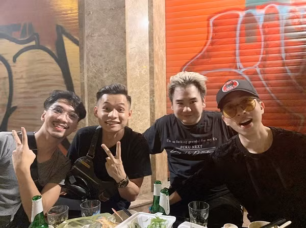 Mới đây, trang cá nhân của ViruSs bất ngờ chia sẻ hình ảnh tứ hoàng huyền thoại của làng streamer tụ hội tại một quán nhậu.